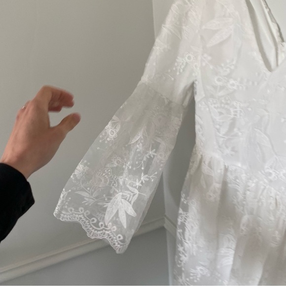 BRAND New CBR White Lace V-Neck Bell Sleeve Short Dress Large - Picture 4 of 6